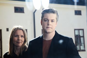 Tiina Nevala och Henrik Karlsson, författarna bakom pseudonymen Lou Berg. Foto: Anna-Lena Ahlström