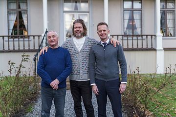 Classic Norway Hotels-eier Erik Berg (tv) og administrerende direktør Stephen Meinich-Bache er klar til å overta tre av Vågå sine reiselivsperler etter at Magnus Smidesang Rønningen (midten) har stått bak en solid oppgradering av anleg