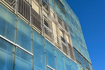 Den 2 400 kvm stora fasaden på Mobilitetshuset Hyllieäng består av återbrukat material.