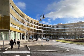Fasaden mot Sofia Magdalenas Plats i Frösunda. Fotograf: Roger Spetz, Gatun Arkitekter.