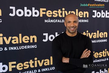 Aaron Kroon har många framstående chefspositioner bakom sig, hos bland annat Schibsted och Vattenfall. Idag driver han det egna bolaget Black Batman, där han hjälper företag att bygga upp och förbättra sitt mångfaldsarbete. Fotograf Christina Wallin.