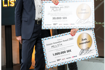 Miden Melle-Hannah, grundare, uppfinnare och vd samt dubbelspecialistläkare i urologi och kirugi tar emot 1 miljon i pris från Olle Hulteberg, Inission