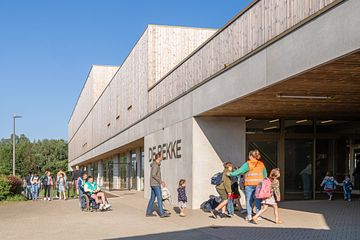 Die Schule präsentiert sich nach umfassender Renovierung als Meisterstück nachhaltiger Architektur