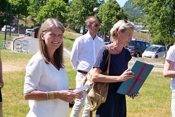 Lene Conradi (ordfører i Asker kommune),  Kenneth Fredriksen (administrerende direktør i Findus) og Rebekka de Leon (Passion for Ocean) under åpningen av kunstinstallasjonen på Hvalstrand Bad.