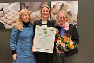Her mottar markedssjef i Hatting, Elin Renbjør, utmerkelsen "Årets glutenfrie bedrift - Produsenter 2023" fra konstituert generalsekretær Lise Friis Pedersen (t.h) og redaktør i Norsk cøliakiforenings medlemsblad glutenFRI, Tone Nyvold.