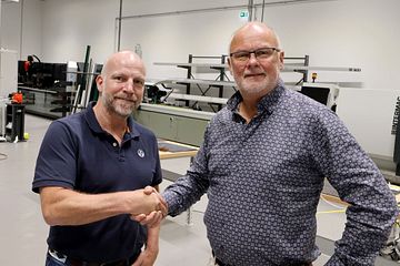 Administrerende direktør, Gunnar Glavin Nybø i Bygg Reis Deg og Administrerende direktør i Glass- og Fasadeforeningen, Bjørn Glenn Hansen, signerer avtale i GF sitt "treningslokale" på Ski. 