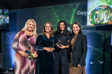 Caterina Camerani, VP Sustainability och Susanne Larsson, Group CFO, EVP IT, Digital Enablement, GBS, Indirect Procurement på Mölnlycke tar emot hållbarhetspris på Nobelprismuseet i Stockholm.