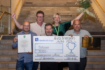 Rolf Karlsson, Camilla Persson, Bo Larsson, Örjan Eriksson och Anders Almebäck Edlund är glada mottagare av diplom och prischeck. Foto: Liza Simonsson.
