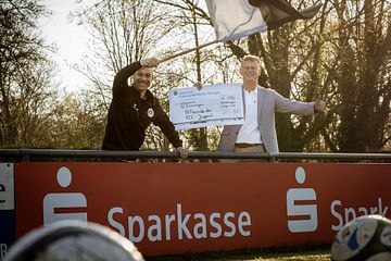 Sie geben alles: Helge Siewert von der Sparkasse den Spendenscheck fürs 11-Freunde-Projekt des FCE. Und Christian Rees (Vorstand Sport)  den Applaus von der Seitenlinie.