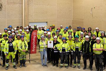 Det stolta teamet som byggde Åkeredsskolan och som fick branschens kvalitetsutmärkelse ”PQi – Utmärkt Projektkvalitet” 2024