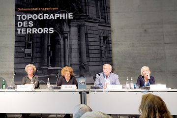 Study team with Meggi Pieschel (left), Jens Ebert (second from right) and Susanne zur Nieden (right) (Photo: Michael Olbrich-Majer/Demeter Germany)