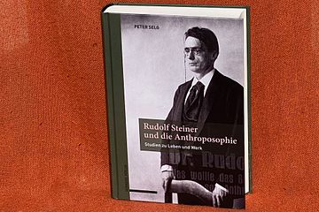 Buch ‹Rudolf Steiner und die Anthroposophie› von Peter Selg, Schwabe-Verlag, Basel, Schweiz (Buch: Schwabe-Verlag, Foto: Sebastian Jüngel)