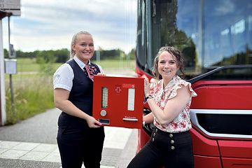 Bussföraren Malin Franzén och Linn Wennerström med ett av de skåp med mensskydd som placerats ut i norra Stockholm.