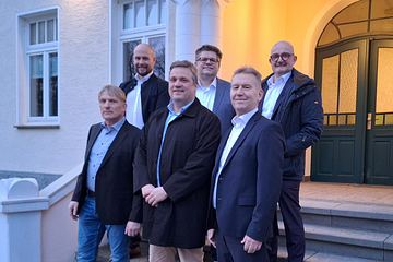Die LSF-Gesellschafter Michael Flocke (1. Reihe, l.), Jan Lackmann (1. Reihe, Mitte), Alexander Möhring (2. Reihe, l.) und Christoph Sonntag (2. Reihe, Mitte) mit den Westfalen Weser Geschäftsführern Jürgen Noch (1. Reihe, r.) und Andreas Speith 