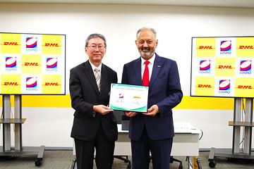 Kontraktssignering: Koji Moriyama, adm. direktør Cosmo Oil Marketing Co., Ltd til venstre, og Tony Khan, adm. direktør DHL Express Japan, til høyre.