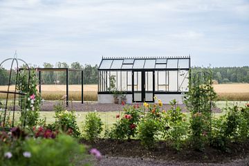 Familjen Möller Kirchsteigers växthus Helios Unik – en hållbar investering som kombinerar estetik, funktionalitet och drömmen om en grön, ätbar oas på Östgötaslätten.