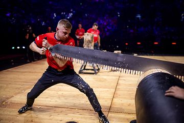 I en fullsatt Zénith Toulouse Métropole samlet over 4000 tilskuere og rundt 100 utøvere seg for å oppleve den intense lagkonkurransen i STIHL TIMBERSPORTS® VM 2024. 