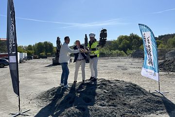 På bilden:  Joakim Eliasson, projektledare stadsfastighetsförvaltningen Göteborgs Stad, Martin Blixt, förvaltningsdirektör stadsfastighetsförvaltningen Göteborgs Stad och Emil Löveryd, arbetschef Hedin Construction