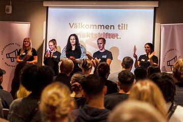 Den 23 oktober anordnar Youth 2030 Movement ett nationellt toppmöte om ungas inflytande och delaktighet i demokratin. Toppmötet  samlar unga från hela Sverige samt riksdagsledamöter och myndighetsrepresentanter. Foto är taget vid Toppmötet 2023. 