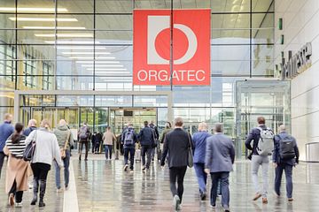 Die ORGATEC 2024 steht fest im Kalender von Entscheidern unterschiedlichster Branchen. Das und weitere positive Signale lassen die Büromöbelhersteller trotz eines schwachen ersten Halbjahrs zuversichtlich in die Zukunft blicken. Bild: Koelnmesse
