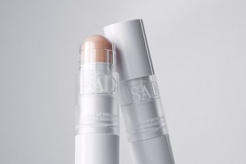Wake Up the Glow All Over Dew Stick – ett silkeslent balm med hudvårdande egenskaper som ger en fräsch, daggig lyster på ett ögonblick.