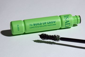 IsaDoras nya mascarahybrid Build Up Grow Length & Volume Mascara ger tätare och friskare fransar.