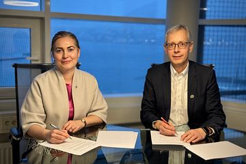 Direktør Jøran Moen ved Universitetssenteret på Svalbard (UNIS) og direktør Camilla Brekke i Norsk Polarinstitutt (NP) har nylig signert en fornyet samarbeidsavtale mellom institusjonene. Foto: Pål Jakobsen/Norsk Polarinstitutt