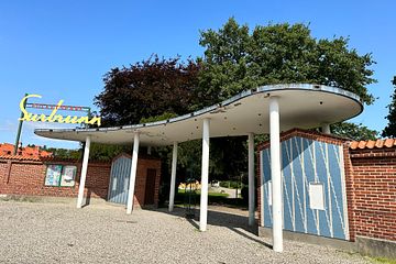 Restaureringen av den kultförklarade entrén är i full gång. Snart lyser den igen!