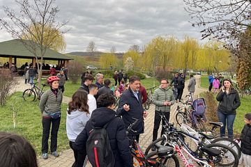 Mayor Adrian Teban joins Cugir’s monthly 'Green Friday' to promote local sustainability efforts.