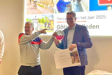 Göta kanals vd, Roger Altsäter tar emot utmärkelsen för Europas bästa cykelled.