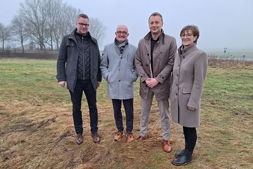 Auf diesem Gelände soll künftig ein Elektrolyseur grünen Wasserstoff herstellen. Die Projektpartner v.l.n.r.: Georg Wigge (Stadtwerke), Andreas Speith (Westfalen Weser), Dr. Steve Flechsig (Wasserstoff Lichtenau), Ute Dülfer (Energiestadt Lichtenau)