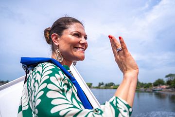 H.K.H. Kronprinsessan Victoria besöker Tomaro Onisiwo Island i Lagoslagunen — hem för den kungliga familjen Onisiwo och cirka 5 000 invånare. @Rejoice Emmanuel/UNDP Nigeria.