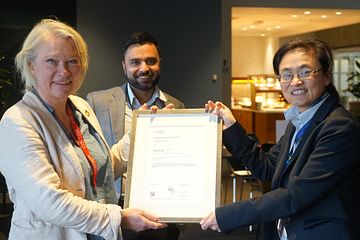 Ann-Sofie Gustafsson från SamCert mottar AI-certifikatet enligt ISO/IEC 42001 vid en officiell certifieringsceremoni på DNV:s huvudkontor i Høvik, Oslo.