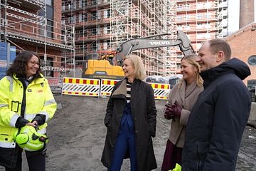 Jubler for tilskudd til studentboliger. FV: Birte Almeland, eiendomsdirektør i SiO, Sigrun Aasland, forsknings- og høyere utdanningsminister, Kjersti Stenseng, kommunal- og distriktsminister, Andreas Berggren Eskelund, administrerende direktør i SiO