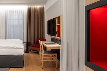 Photo: Henrik Schipper. The InterCity Hotel 2.0 integrates an innovative lighting concept from LTS, which was developed in collaboration with Matteo Thun. The aim is to create a cosy atmosphere that makes guests feel at home.
