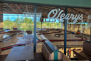 På O'Learys Racehall Tumba kommer man ha full överblick av vad som händer på banan genom ett stort panoramafönster mitt i restaurangen