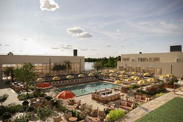 100 dagar kvar till Hjortviken Country Club öppnar - 1750 m2 pool club, restauranger, gemenskap, musik och träning.