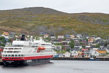 MS Finnmarken i Honningsvåg før navnendringen i 2021. Foto: Espen Mills / Hurtigruten