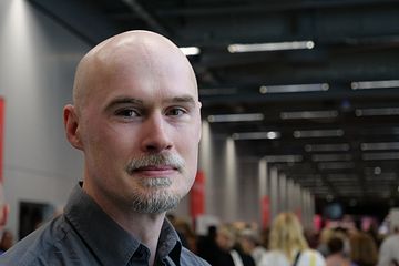 Johan Falk tilldelas Guldäpplejuryns säskilda pris 2024. Foto: Bo Helmersson.
