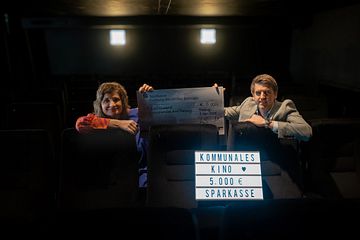 Förderung für unabhängige, regionale Kulturinstitutionen: Alexander Jacobs, Leiter Vorstandsstab der Sparkasse (re.), überreicht einen symbolischen Spendenscheck über 5.000 Euro an die Künstlerische Leiterin und Geschäftsführerin Neriman Bayram.