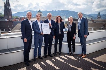 Frank Wenz, Leiter des Bereichs Förderkreditgeschäft bei der LBBW (3.v..l), übergab heute die Urkunde mit der Auszeichnung „Premium-Partner Förderberatung“ an Vertreterinnen und Vertreter der Sparkasse Freiburg-Nördlicher Breisgau.