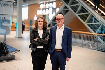 Gastrednerin Anna Kopp, IT Director und Niederlassungsleiterin von Microsoft Deutschland, und Andreas Speith, Geschäftsführer von Westfalen Weser, beim Westfalen Weser Forum 2025.