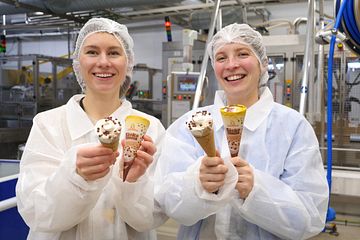 Produktutvikler i Diplom-Is, Martine Svendsen (t.v) og merkevaresjef i Diplom-Is, Ingrid Vestnes Arntsen