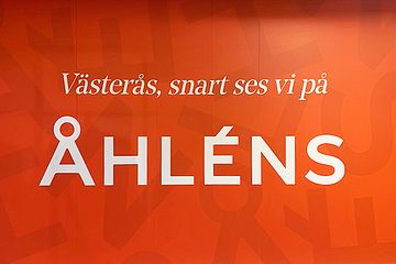 På torsdag den 26/9 kl. 10.00 öppnar Åhléns varuhus i Västerås igen, med ett inspirerande sortiment inom Mode, Skönhet, Barn och Hem.