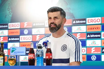 Miron Muslic auf dem PK-Podium im Medienzentrum der VELTINS-Arena.