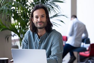 Beitragsservice-Sachbearbeiter Michael erklärt, wann und wie Sie eine Befreiung oder Ermäßigung beim Rundfunkbeitrag beantragen können.