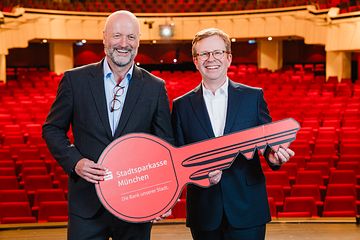V.l.: Ralf Fleischer übergibt symbolisch den Schlüssel zur Stadtsparkasse München an Dr. Bernd Hochberger