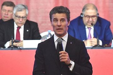 Otto Drakenberg debatterar jämställdhet vid FIE-kongressen i Paris 2017. I bakgrunden syns FIE:s generalsekreterare Emanuel Katsiadakis från Grekland och president Alisher Usmanov som representerar Ryssland.