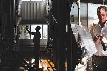 Med det icke-vinstdrivande bolaget Energikontoret i Mälardalens hjälp satsar vd Henrik Kihlberg på värmeväxling i hantverksbryggeriet Nils Oscar i Nyköping. Genom att återanvända energi från uppvärmning kan han minska företagets energianvändning. 