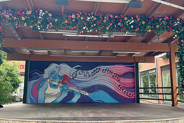 Kommunens sommarkonstnärer har fått i uppdrag av Huge att förnya utseendet på scenen i Huddinge centrum.